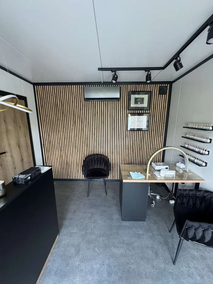 Wnętrze pawilonu biurowego z nowoczesnym wyposażeniem