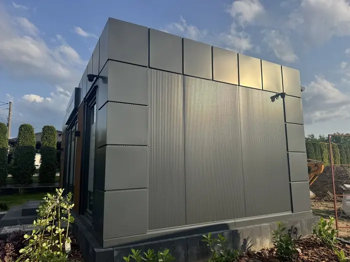 Zewnętrzny widok pawilonu z płyty warstwowej z nowoczesną elewacją